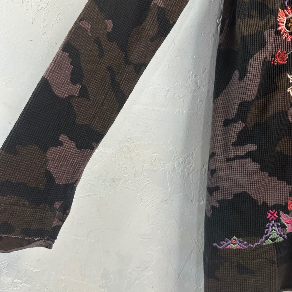 Johnny Was Camo Thermal Cotton Floral Embroidered Long Sleeve Top Small Waffle - Picture 3 of 10